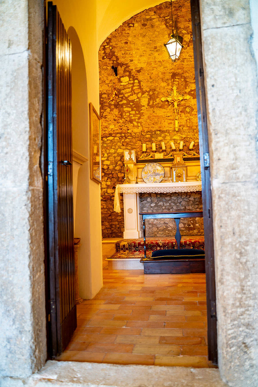 Androne e cappella - vista dalla porta di accesso