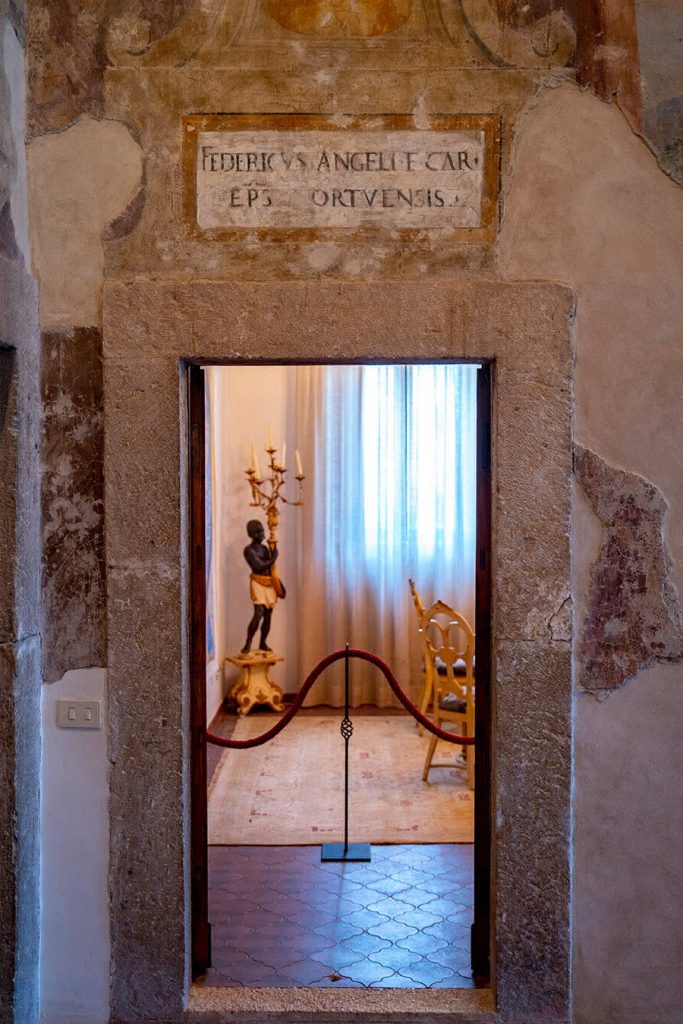Sala dei Crdinali - ingresso al mappamondo - Castello Orsini-Cesi -Borghese ospitalità, cultura al centro dell'antico borgo.