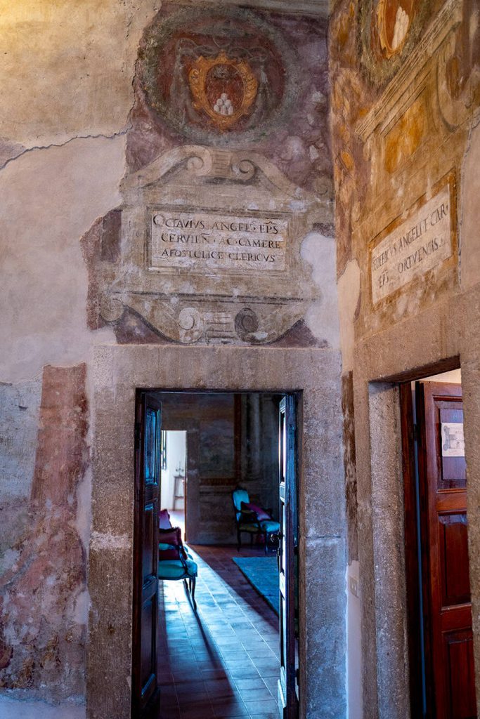 Sala dei Crdinali - panoramica - Castello Orsini-Cesi -Borghese ospitalità, cultura al centro dell'antico borgo.