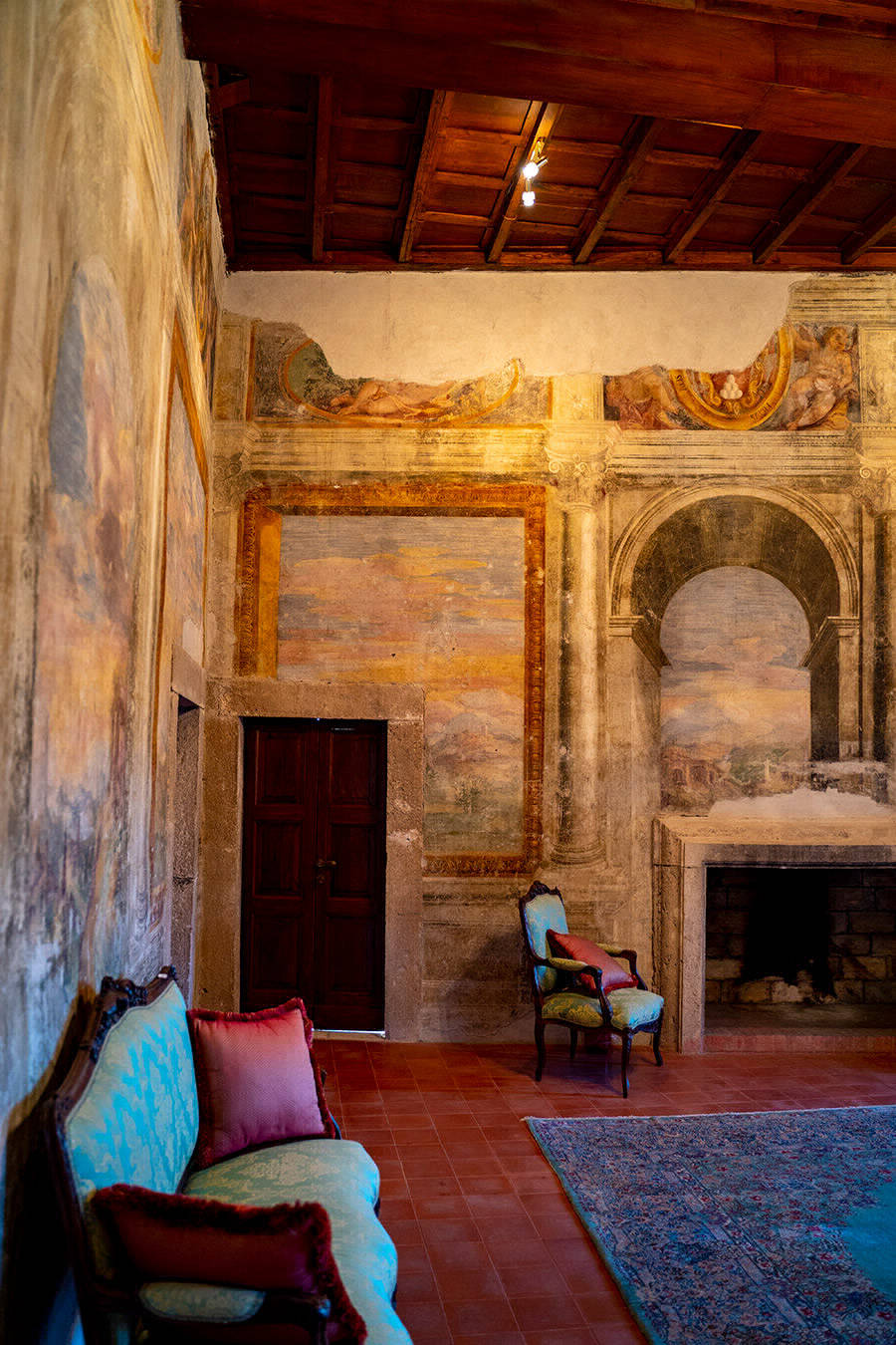 Panoramica lato sinistro - Castello Orsini-Cesi -Borghese ospitalità, cultura al centro dell'antico borgo.