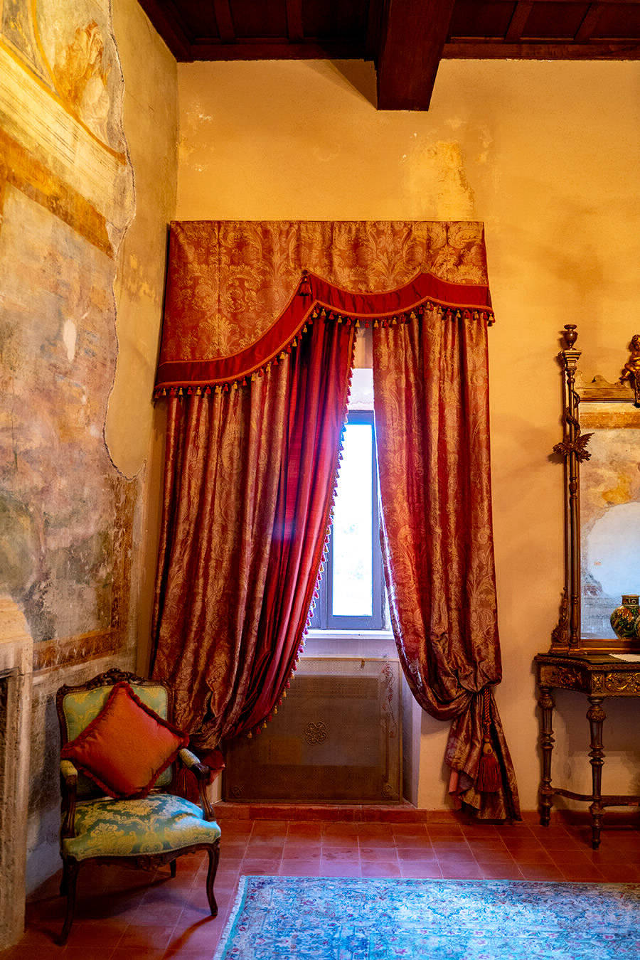 Panoramica lato destro - Castello Orsini-Cesi -Borghese ospitalità, cultura al centro dell'antico borgo.