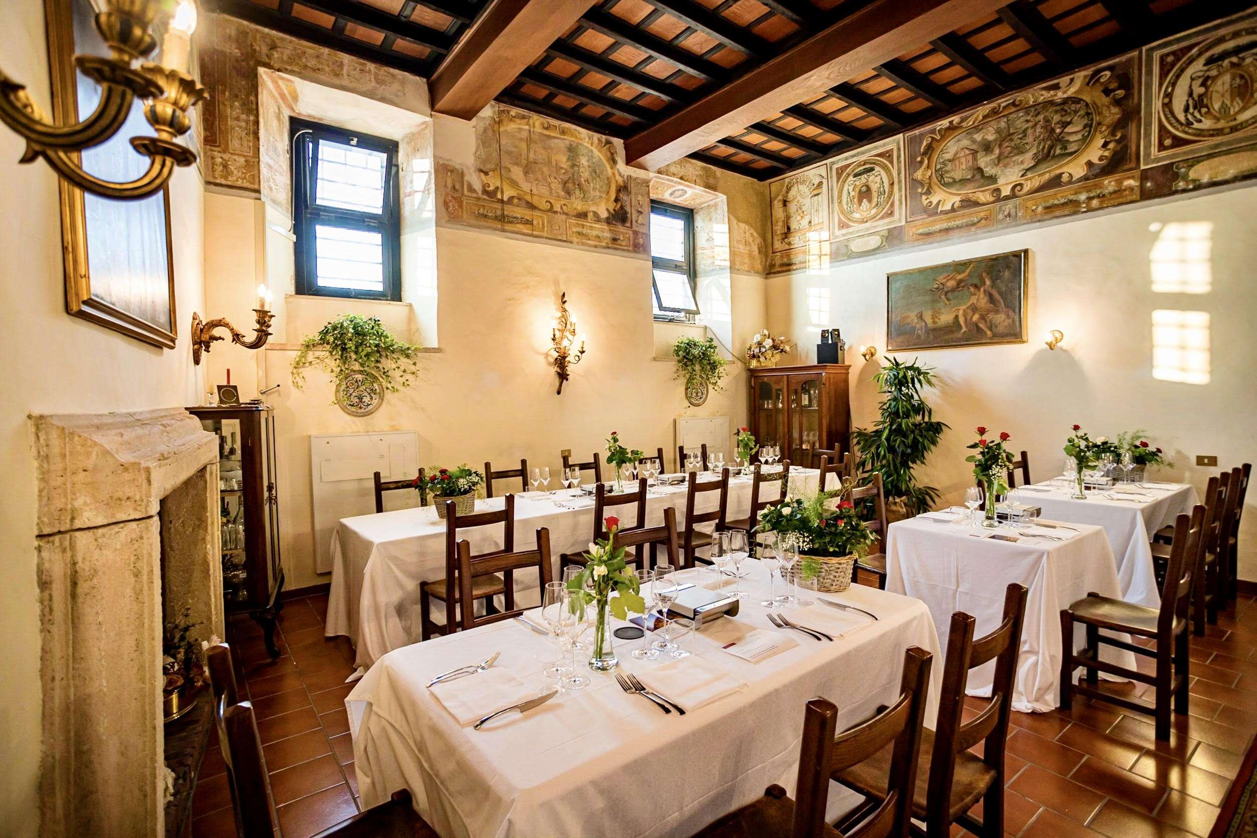 Tavoli imbanditi alla Sala dei Vescovi - Castello Orsini Cesi Borghese