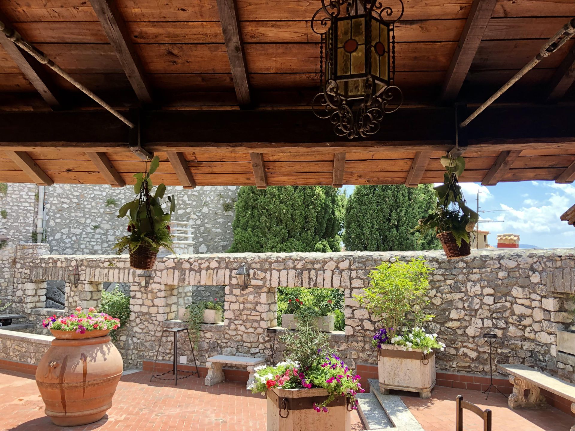 La terrazza fiorita del Castello Orsini Cesi Borghese